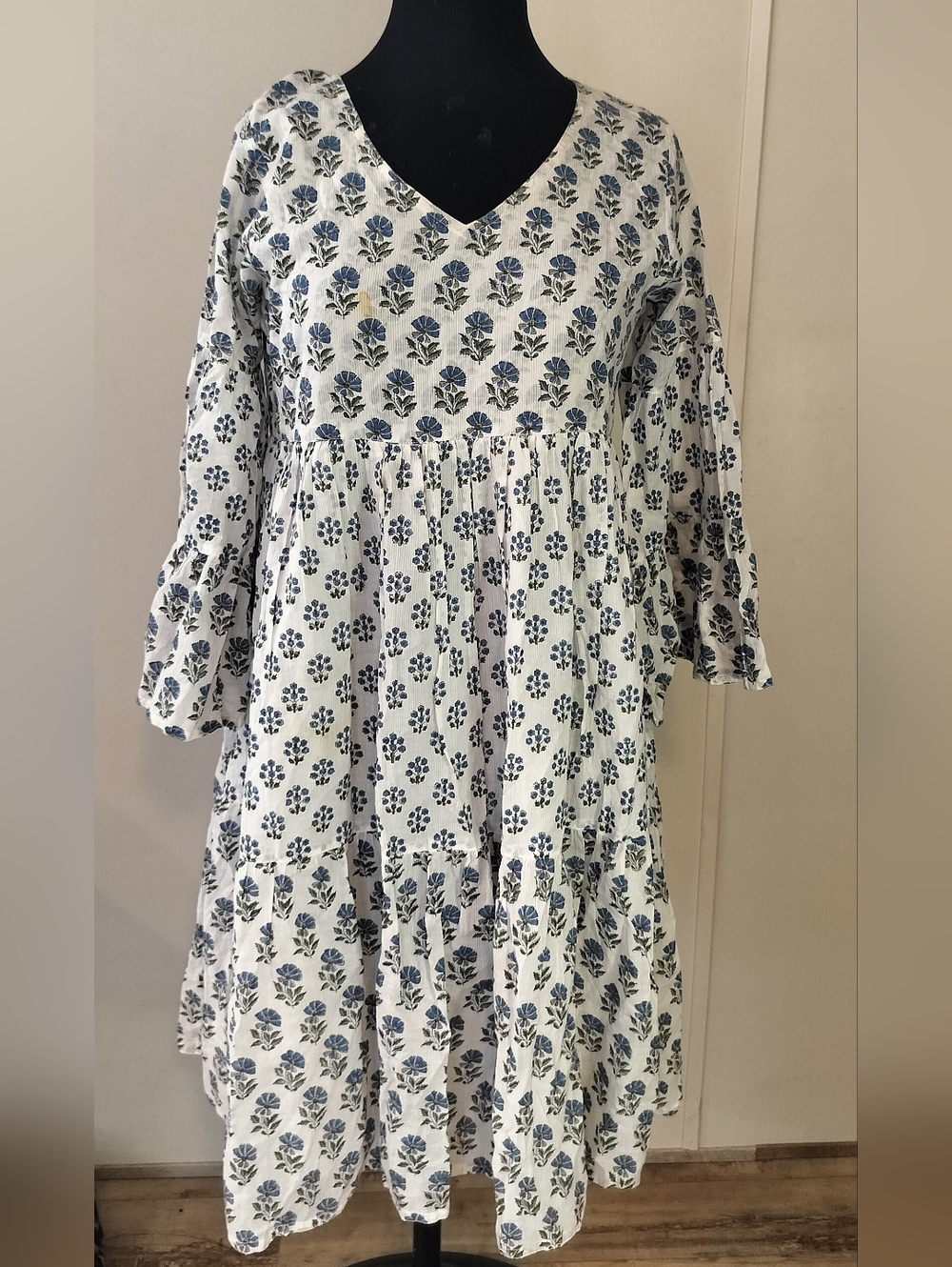 Women's Long Sleeve V-Neck Floral Tiered Dress - White & Blue